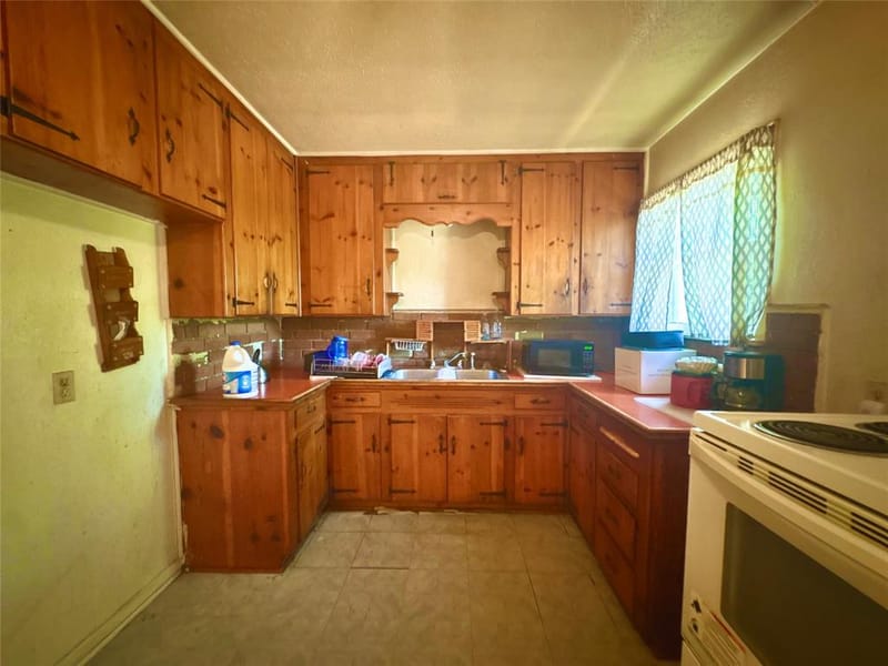 2121 Kingsdale Drive, Fort Worth TX 76119 - Photo 14