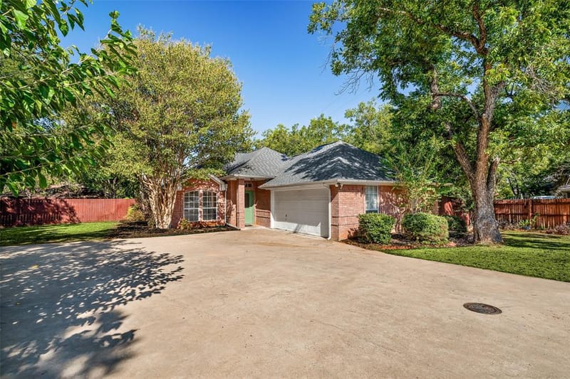 8816 The Briers Court, Granbury TX 76049