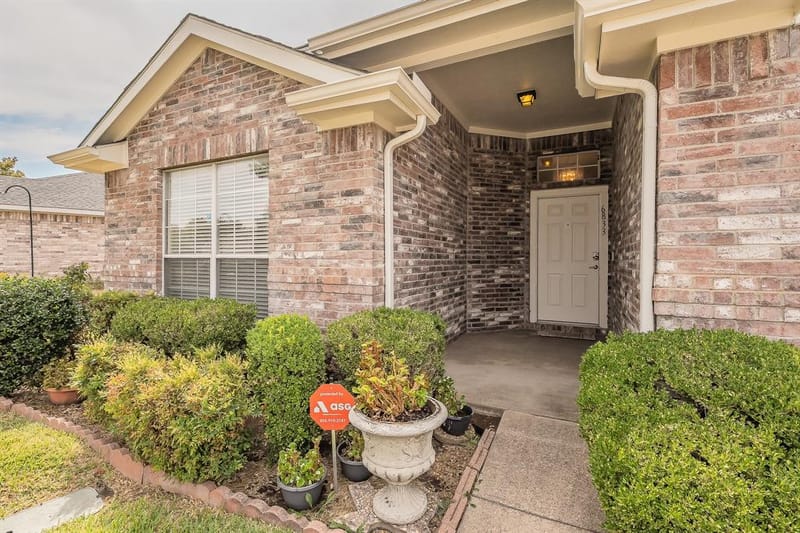 6833 Bluff View Drive, Watauga TX 76137 - Photo 2