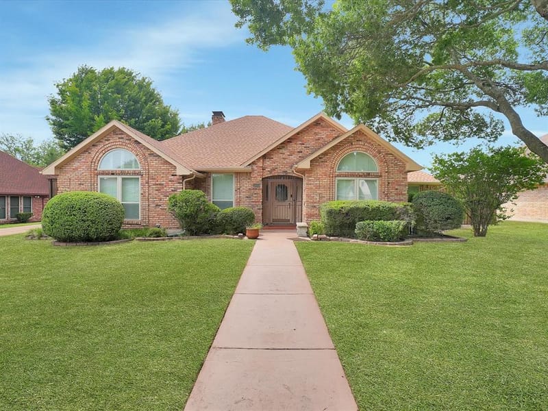 1304 Carriage Creek Drive, DeSoto TX 75115