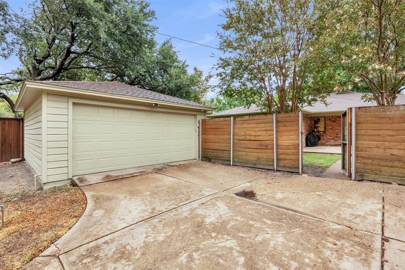 10215 Vinemont Street, Dallas TX 75218 - Photo 34