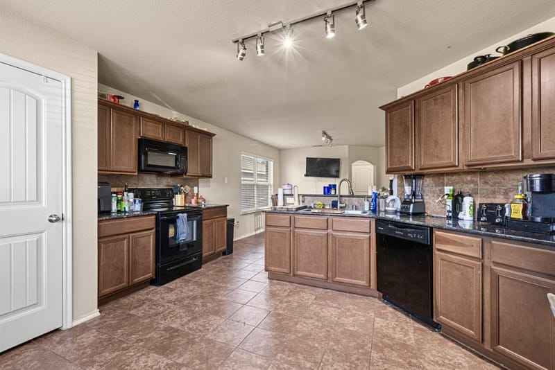 1734 Pioneer Way, Lancaster TX 75146 - Photo 8