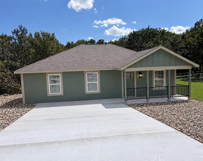 1021 Comanche Cove Drive, Granbury TX 76048