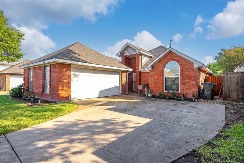 2202 Ashwood Court, Carrollton TX 75006 - Photo 3