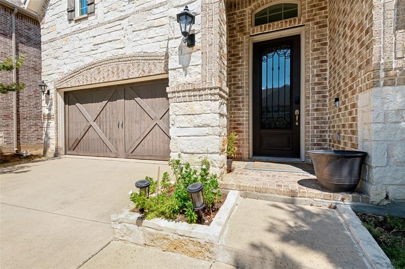 911 Mountain Laurel Drive, Euless TX 76039 - Photo 2