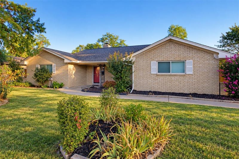 5005 Fall River Drive, Fort Worth TX 76103 - Photo 2