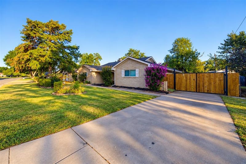 5005 Fall River Drive, Fort Worth TX 76103 - Photo 3