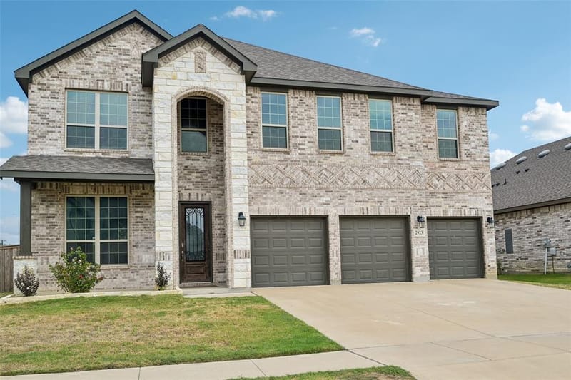 2923 Grand Lookout Lane, Arlington TX 76001 - Photo 2