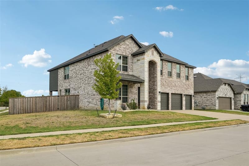 2923 Grand Lookout Lane, Arlington TX 76001 - Photo 3