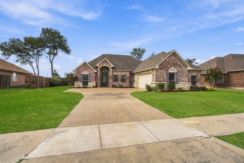 810 Woodcrest Drive, Ennis TX 75119 - Photo 2
