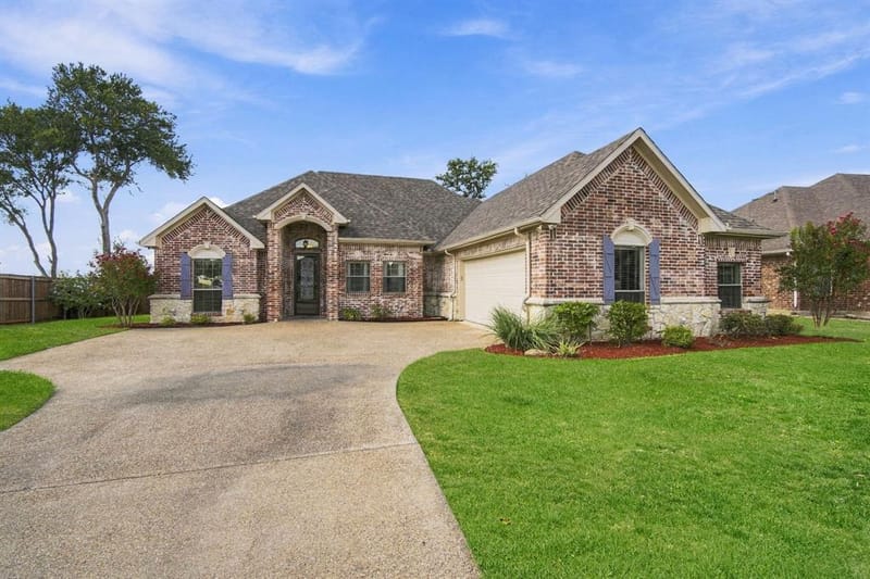 810 Woodcrest Drive, Ennis TX 75119 - Photo 3