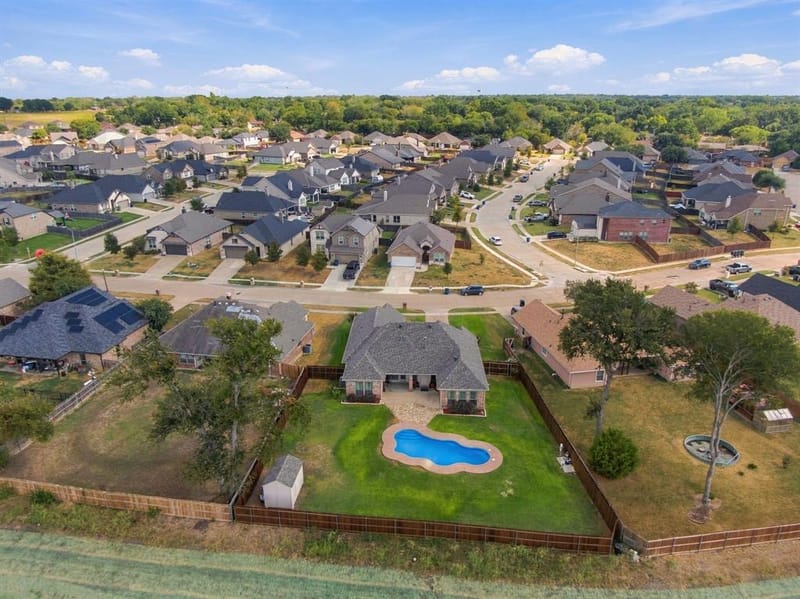 810 Woodcrest Drive, Ennis TX 75119 - Photo 32