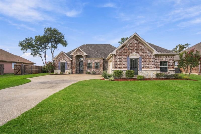 810 Woodcrest Drive, Ennis TX 75119