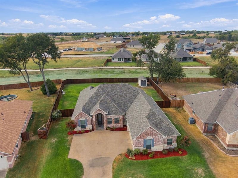 810 Woodcrest Drive, Ennis TX 75119 - Photo 34