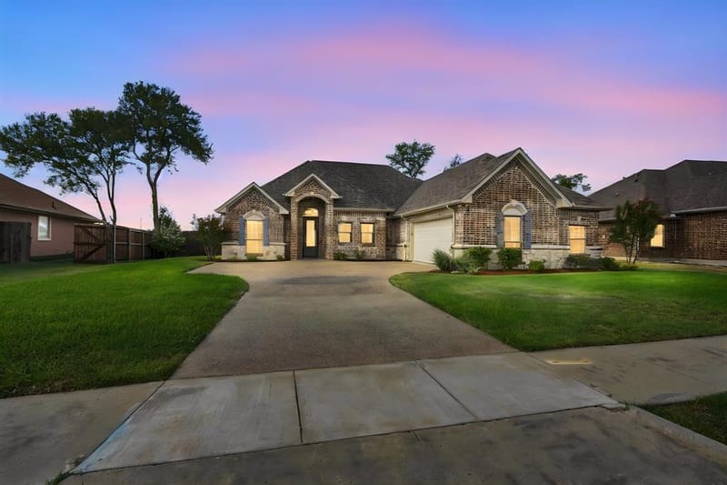 810 Woodcrest Drive, Ennis TX 75119 - Photo 4