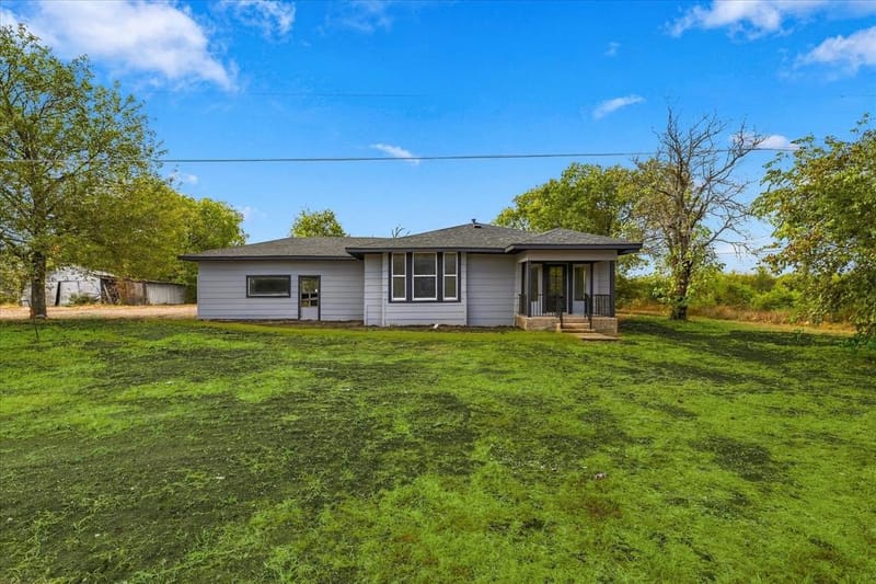 401 S Gardner Street, Whitewright TX 75491 - Photo 2