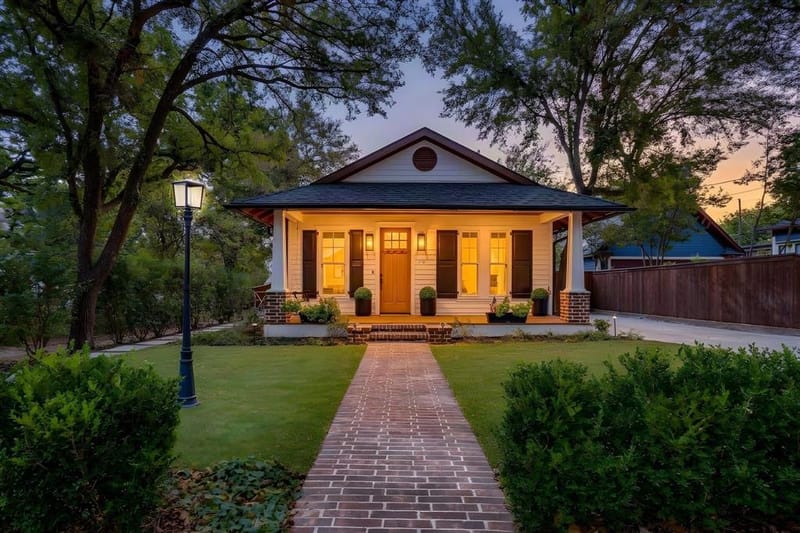 119 W Bluff Street, Granbury TX 76048
