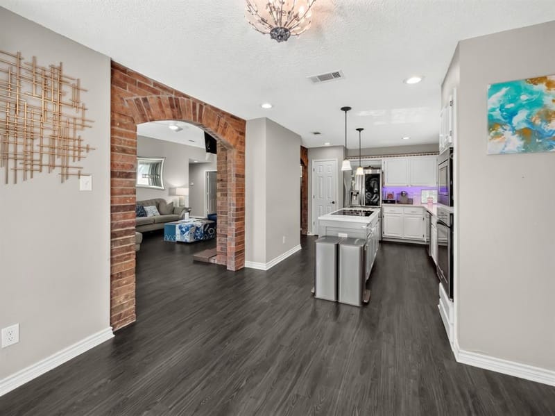 8304 Crystalwood Drive, Dallas TX 75249 - Photo 17