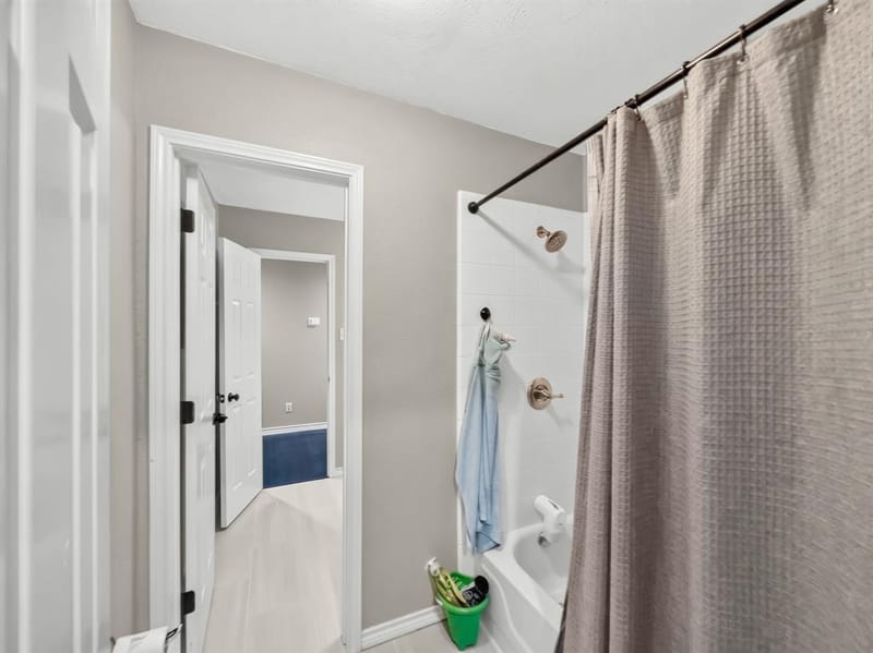 8304 Crystalwood Drive, Dallas TX 75249 - Photo 22