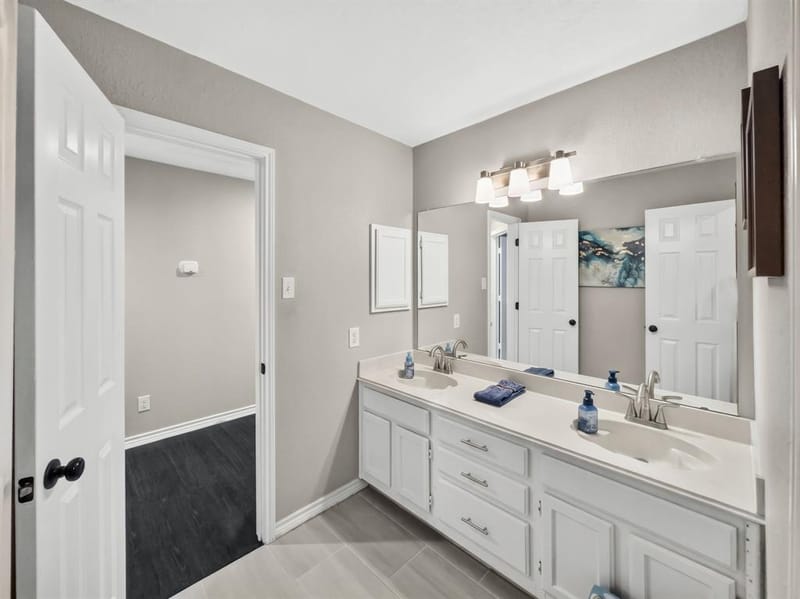 8304 Crystalwood Drive, Dallas TX 75249 - Photo 21