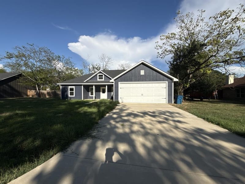 180 N Oak Place, Van TX 75790