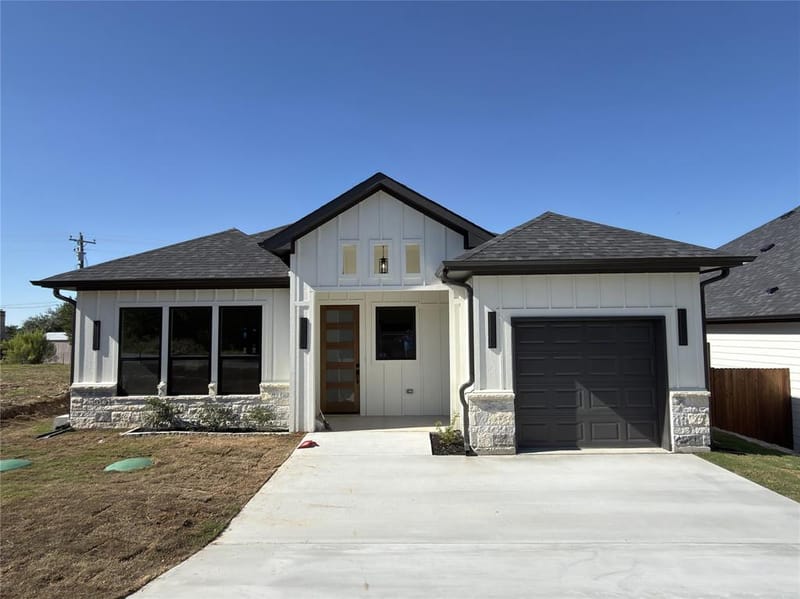 3414 Brazos River Drive, Granbury TX 76048