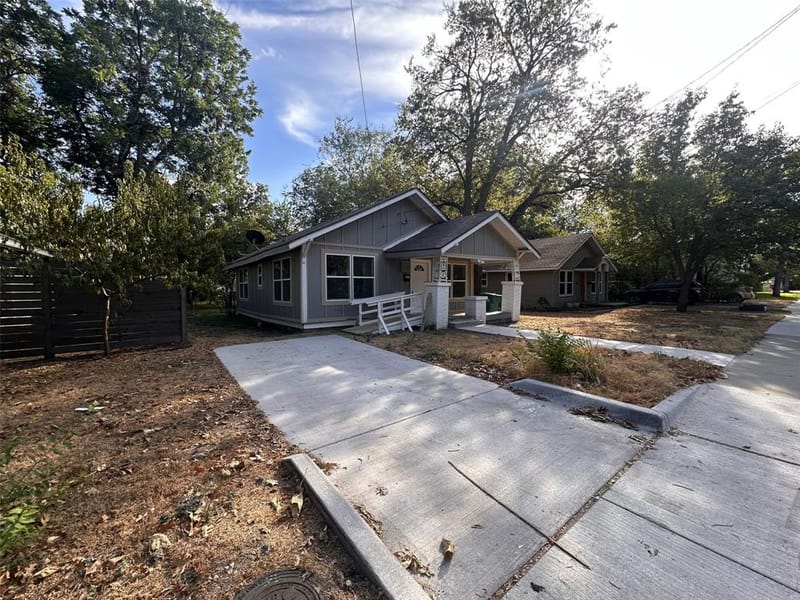 327 Egan Street, Denton TX 76201 - Photo 2