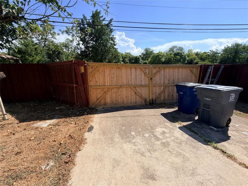 7116 Chinaberry Road, Dallas TX 75249 - Photo 9