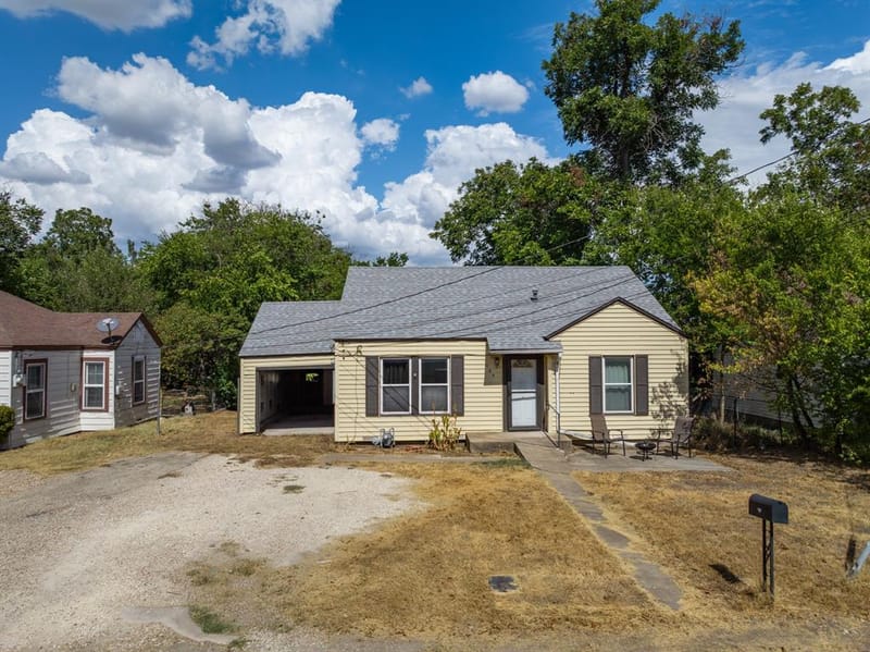 129 Victory Drive, Beverly Hills TX 76711 - Photo 2