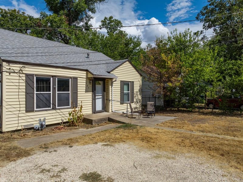 129 Victory Drive, Beverly Hills TX 76711 - Photo 4