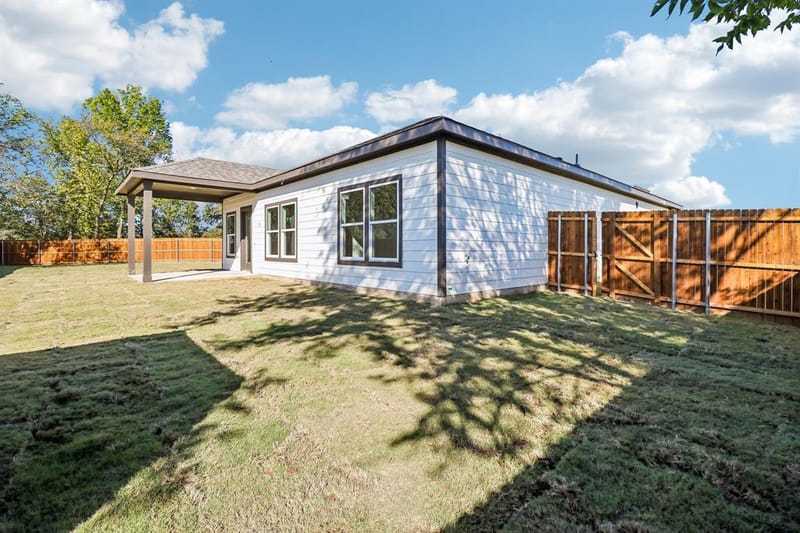 433 Landyn Street, Springtown TX 76082 - Photo 5