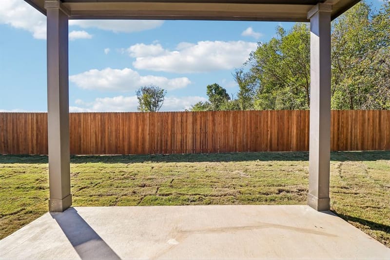 433 Landyn Street, Springtown TX 76082 - Photo 4