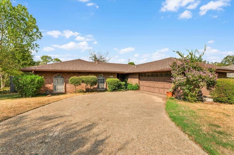 1007 Field Crest Court, Arlington TX 76012 - Photo 2