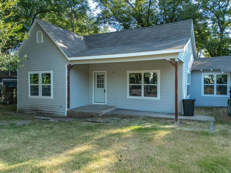 1106 N McKinney Street, Ennis TX 75119