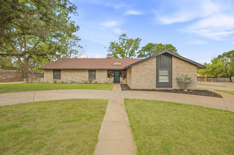 1190 N Charlotte Avenue, Stephenville TX 76401