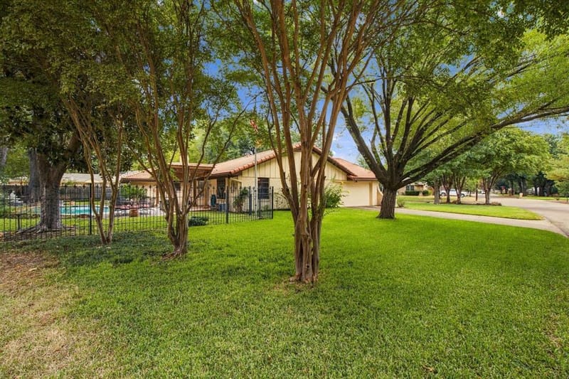 2201 Scarlet Lane, Grand Prairie TX 75050 - Photo 3