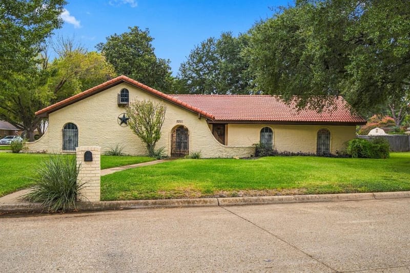 2201 Scarlet Lane, Grand Prairie TX 75050