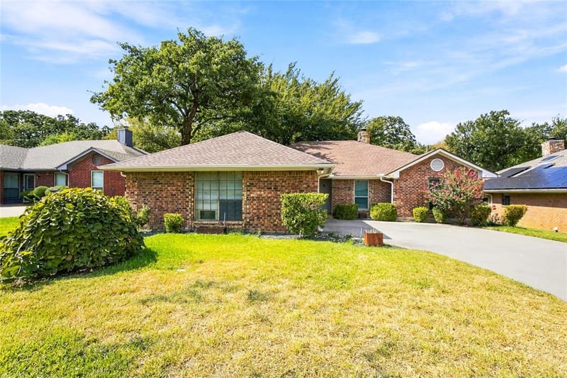 2708 Citadel Drive, Arlington TX 76012 - Photo 2