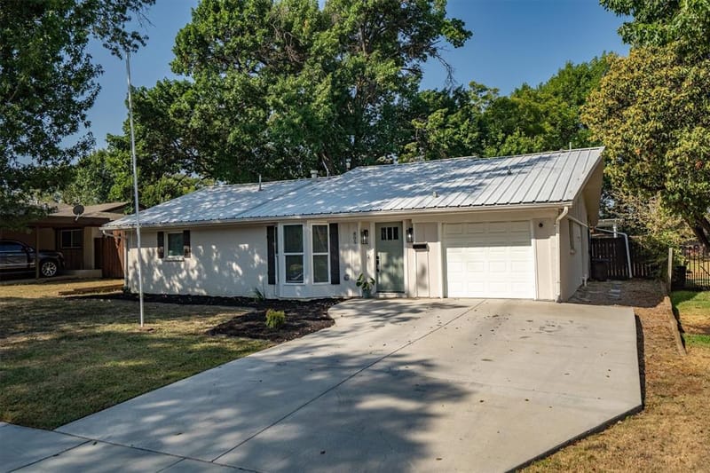 805 NW 14th Street, Grand Prairie TX 75050 - Photo 2