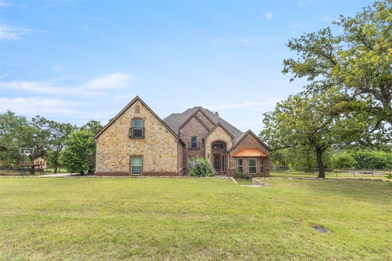 108 Oak Creek Drive, Springtown TX 76082 - Photo 2