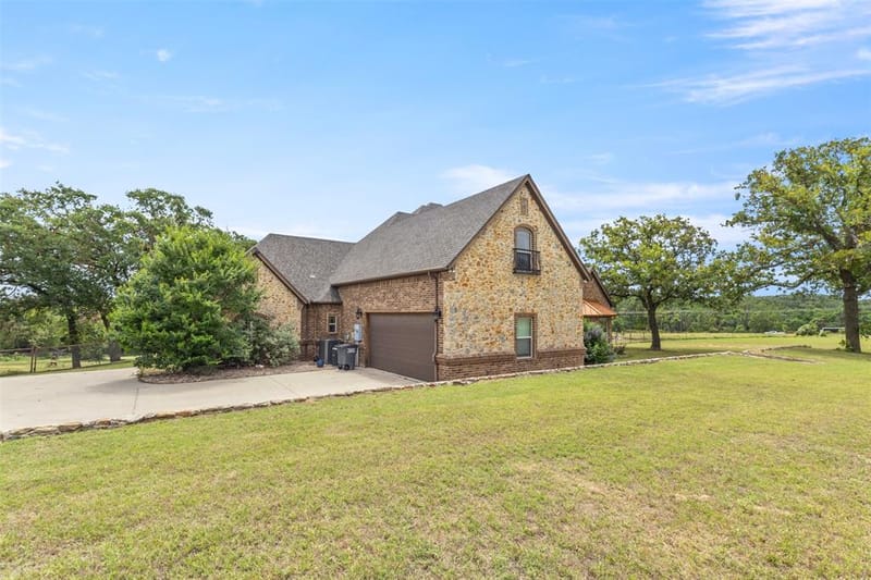 108 Oak Creek Drive, Springtown TX 76082 - Photo 3