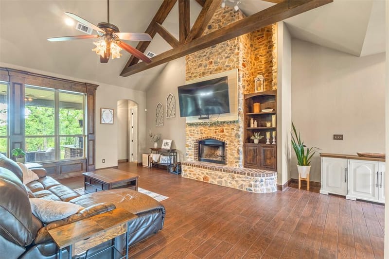 108 Oak Creek Drive, Springtown TX 76082 - Photo 4