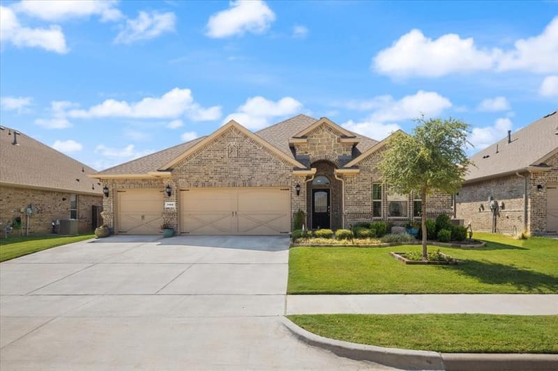 1109 Whispering Hill Drive, Mansfield TX 76063