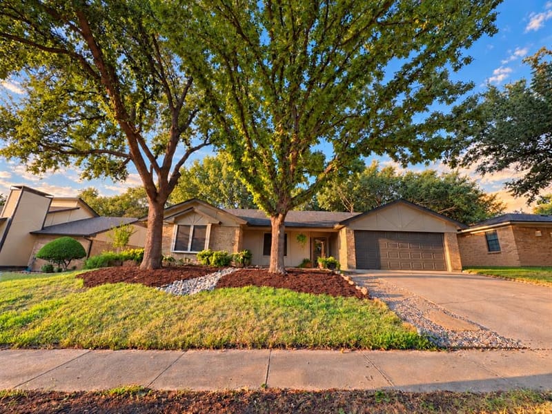 917 Clear View Drive, Bedford TX 76021