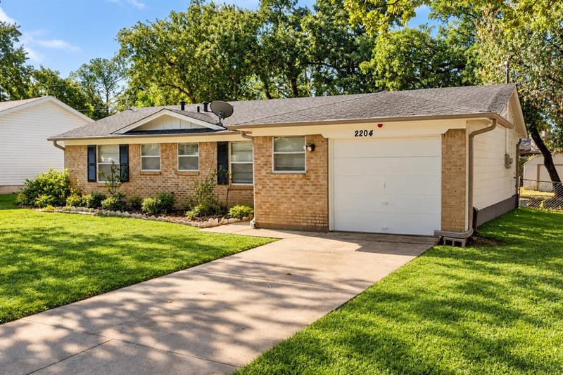 2204 Cales Drive, Arlington TX 76013 - Photo 2