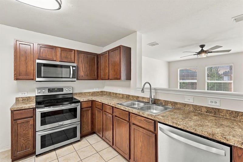 729 Rio Bravo Drive, Fort Worth TX 76052 - Photo 11