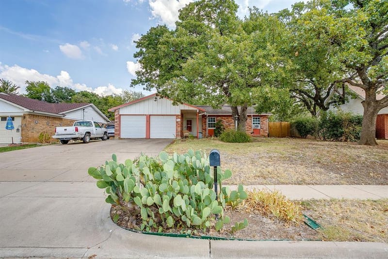 915 Cherry Laurel Lane, Arlington TX 76012 - Photo 4