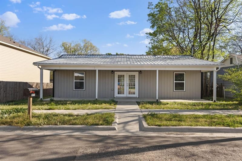 805 S 4th Street, Bonham TX 75418
