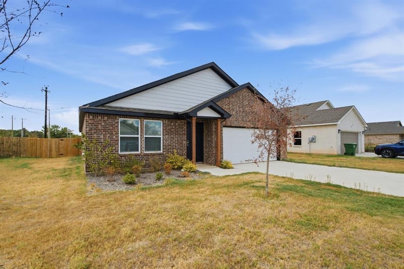 417 Jameson Street, Springtown TX 76082 - Photo 2