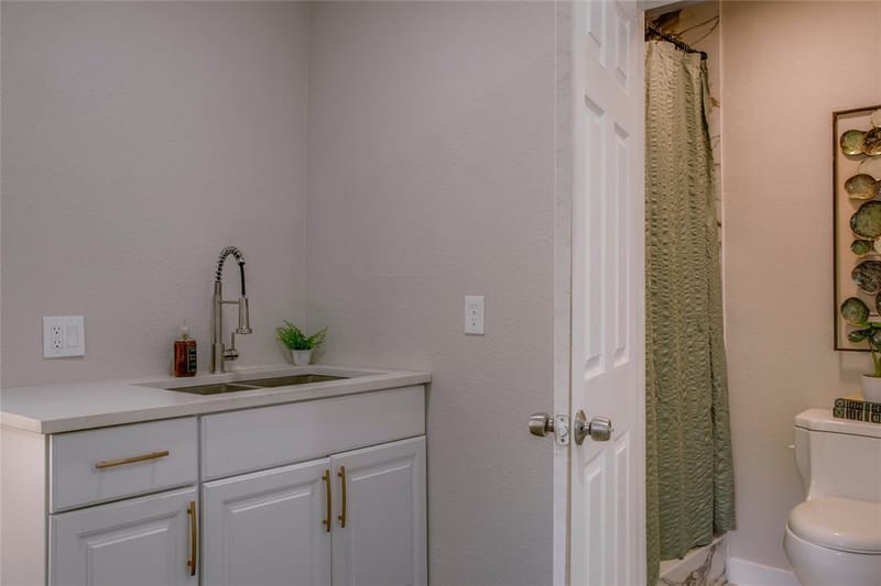 2635 Gladstone Drive, Dallas TX 75211 - Photo 34
